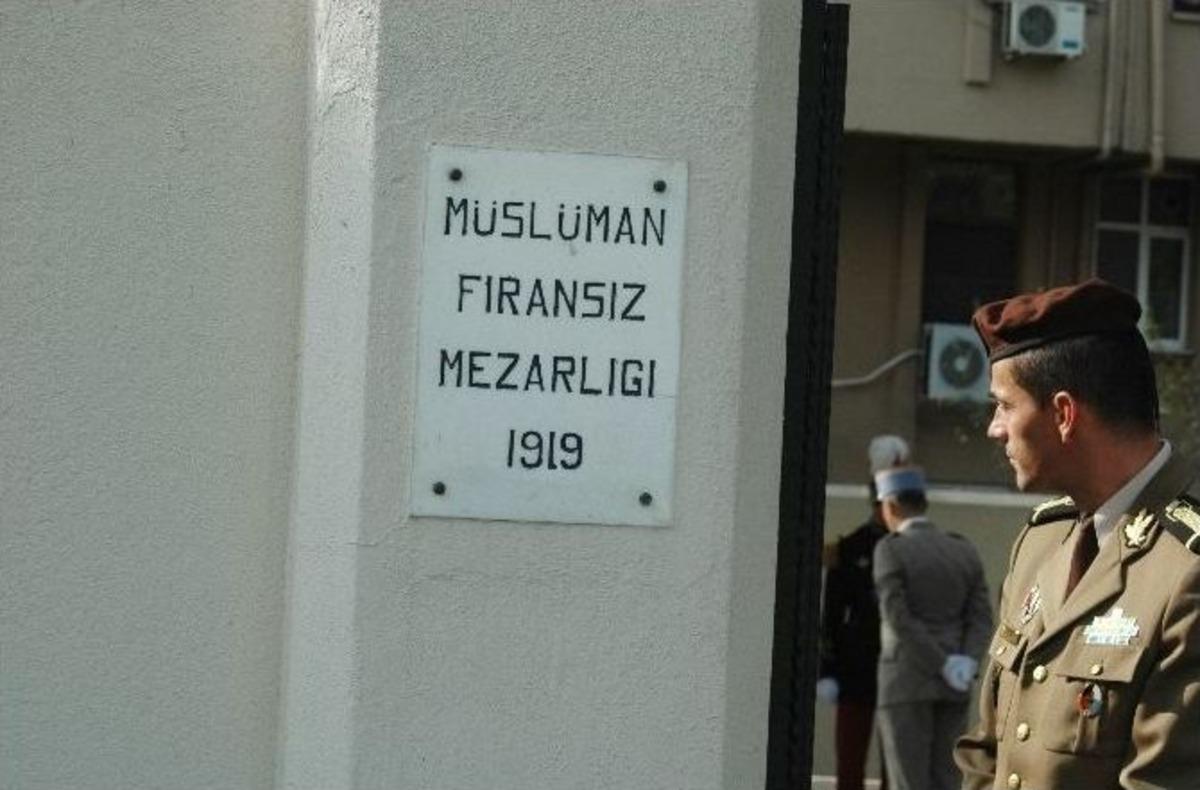 D&uuml;nya Ateşkes G&uuml;n&uuml;&rsquo;nde Fransız Askerleri Mezarları Başında Anıldı