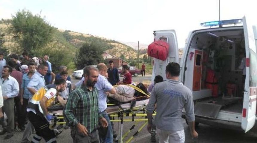 &Ccedil;elikhan'da 'patpat' Devrildi: 14 Yaralı