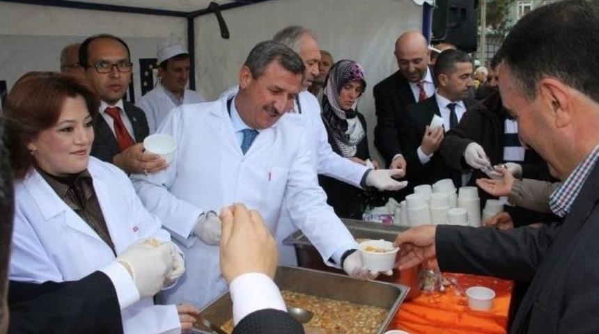 K&uuml;tahya Belediyesi Halka Aşure Dağıttı