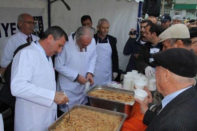 Kütahya Belediyesi Halka Aşure Dağıttı