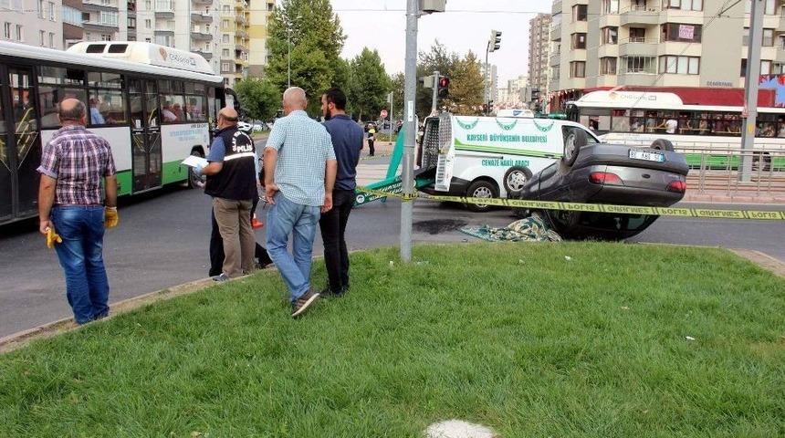 Kayseri&rsquo;de İki Otomobil &Ccedil;arpıştı: 1 &Ouml;l&uuml;, 1 Yaralı