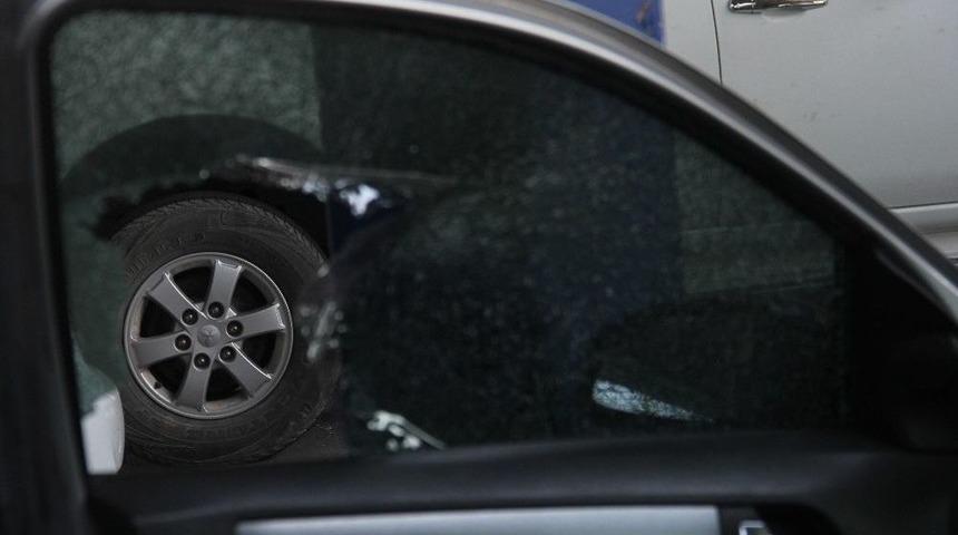 Otomobilin Camını Kırıp 39 Bin Lirayı &Ccedil;aldılar