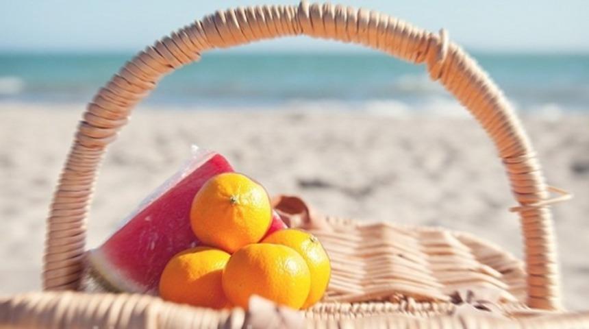 Plaja Giden G&uuml;n&uuml;birlik&ccedil;iler İ&ccedil;in Yanlarına Alabilecekleri 11 Yiyecek