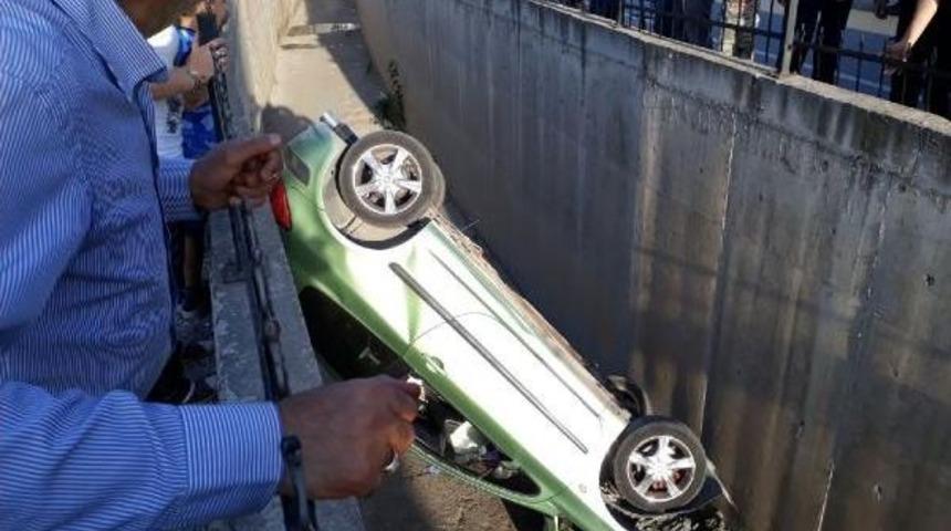 Otomobil Su Kanalına D&uuml;şt&uuml;, S&uuml;r&uuml;c&uuml; Yaralandı