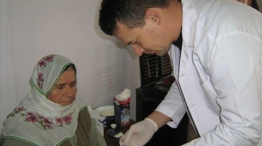 Burhaniye&rsquo;de Doktor Mahallelinin Ayağına Gitti