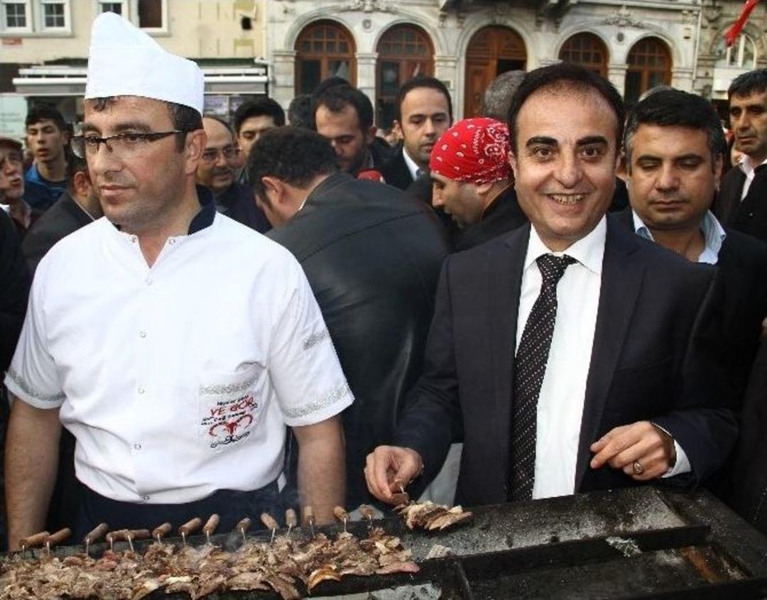 İstiklal Caddesi&rsquo;nde &ldquo;cağ Kebabı&rdquo; Kuyruğu