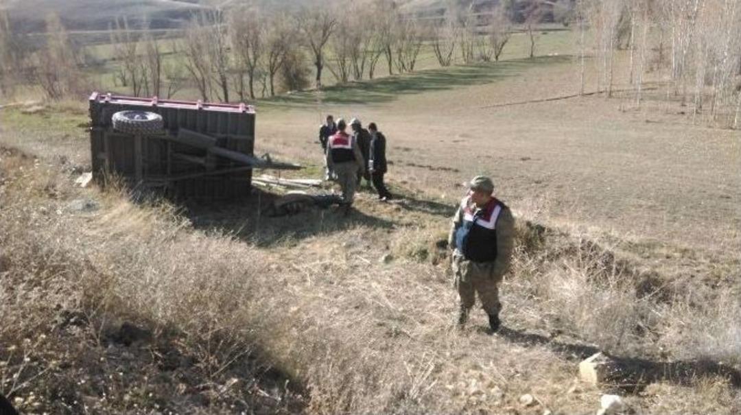 Aşkale&rsquo;de Trakt&ouml;r Şarampole Yuvarlandı: 1 &Ouml;l&uuml;