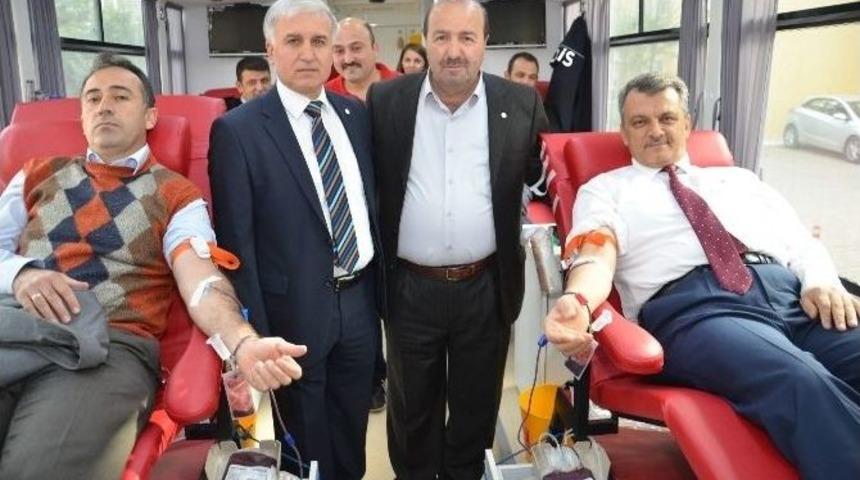 Sakarya Emniyet M&uuml;d&uuml;r&uuml; Osman Babadağı Kan Bağışında Bulundu