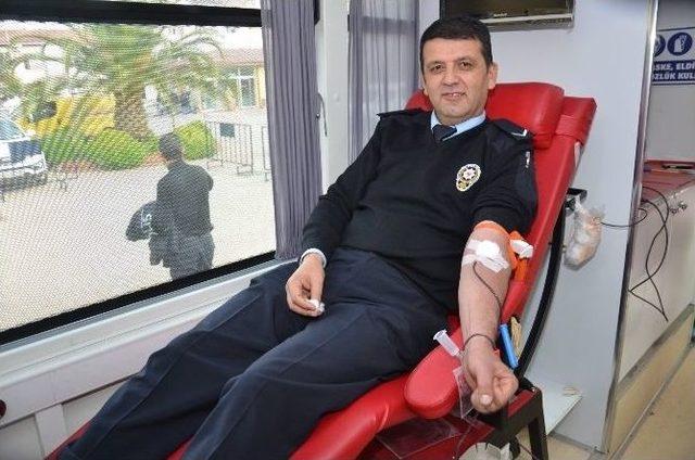 Sakarya Emniyet M&uuml;d&uuml;r&uuml; Osman Babadağı Kan Bağışında Bulundu 1