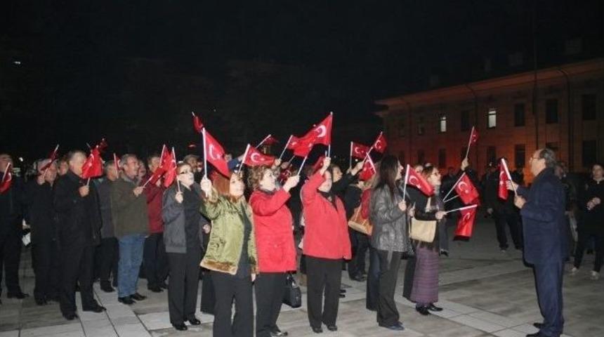 &rsquo;atat&uuml;rk&rsquo;&uuml;n Sevdiği Şarkılar&rsquo; Konseri Duygulandırdı