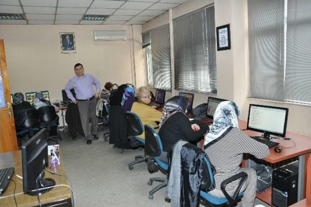 Anneler Bilgisayar &Ouml;ğrenip, Sosyal Medya İle Tanıştı