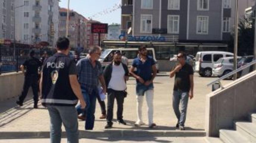 Cinayet Ş&uuml;phelisi Adliyeye İki Bacağı Al&ccedil;ıda Getirildi
