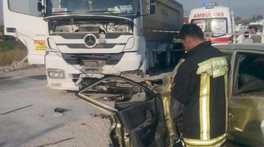 Kamyonla Otomobil &Ccedil;arpıştı: 1 &Ouml;l&uuml;, 2 Yaralı