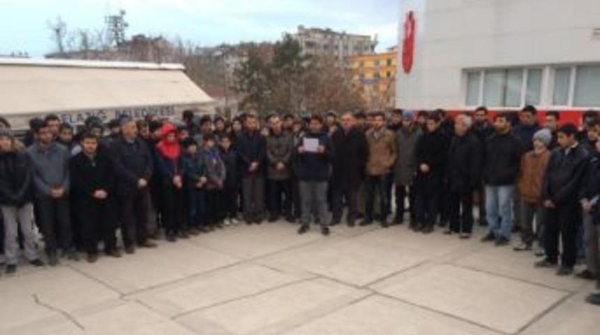 Elazığlı Gen&ccedil;ler Sabah Namazı Sonrası Mursi İ&ccedil;in Toplandı