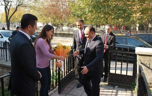 Vali G&uuml;naydın, Bilim Ve Sanat Merkezini Ziyaret Etti 1