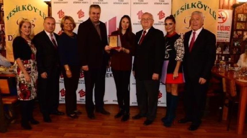 Burak Yılmaz İle Eşinden Diyaliz Hastalarına Yeni Yıl S&uuml;rprizi