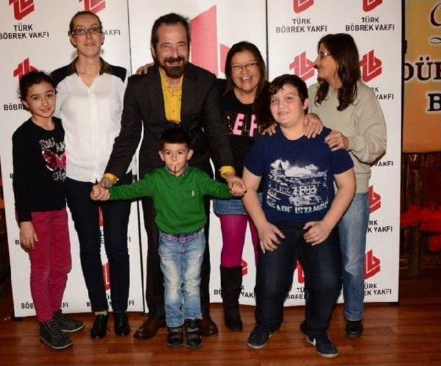 Burak Yılmaz İle Eşinden Diyaliz Hastalarına Yeni Yıl Sürprizi 2