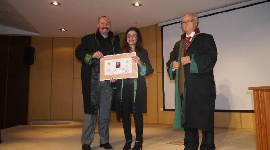 Av. &Ouml;zge &Uuml;st&uuml;n C&uuml;bbe Giydi