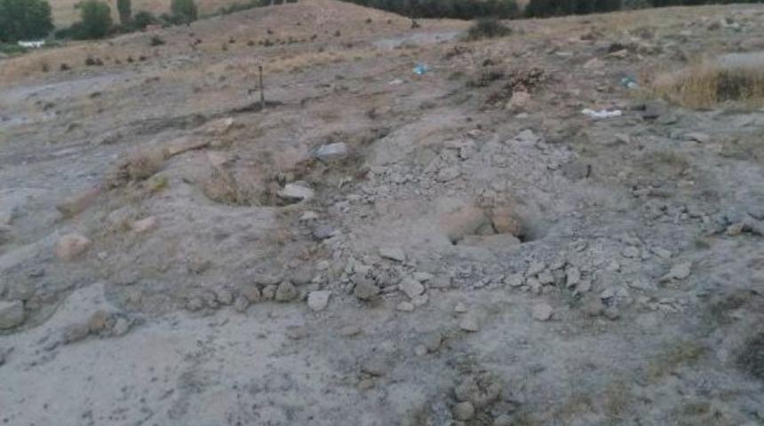 Ka&ccedil;ak Kazı Yapan 4 Ş&uuml;pheli Su&ccedil;&uuml;st&uuml; Yakalandı