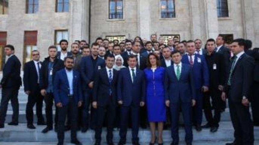 İzmir’in Ak Gençler’i Ankara’ya Çıkarma Yaptı