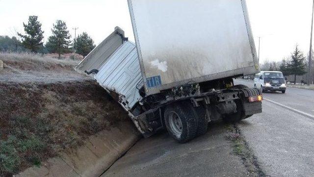 Uşak’ta Buzlanan Yolda Faciadan Dönüldü: 11 Yaralı