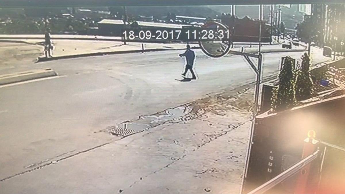(&ouml;zel Haber) Kağıthane&rsquo;de Yayanın Aracın &Ccedil;arpmasıyla Metrelerce Havaya U&ccedil;tuğu Kaza Kamerada