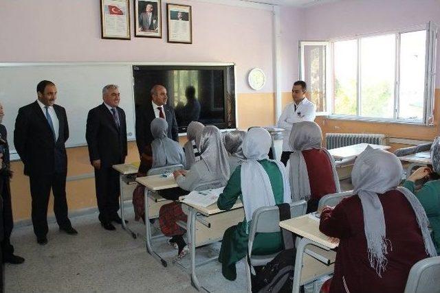 Belediye Başkanı Kara, Kız İmam Hatip Lisesini Ziyaret Etti