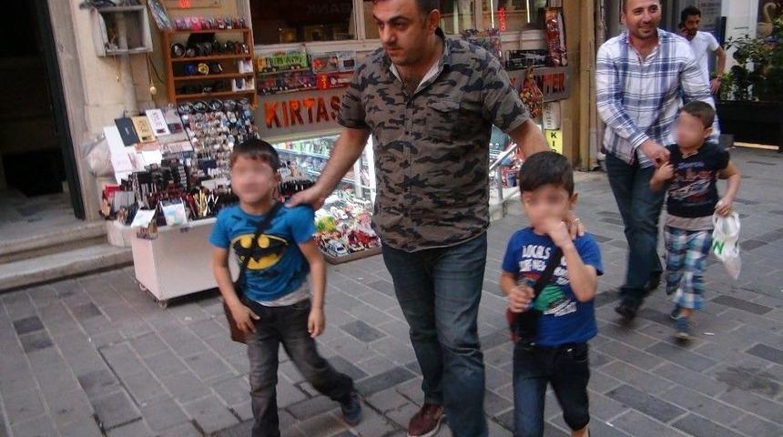 (&ouml;zel Haber) Yaşıtları Okula Giderken Onlar Mendil Satıyor
