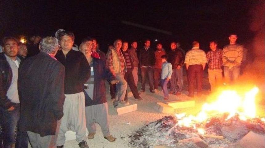 Kazalara Tepki G&ouml;steren Halk Karayolunu Trafiğe Kapattı