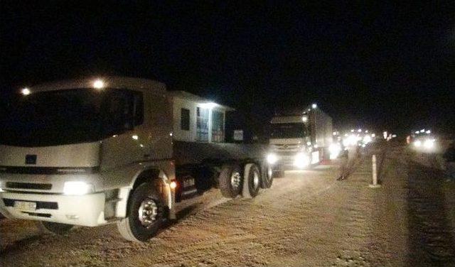 Kazalara Tepki G&ouml;steren Halk Karayolunu Trafiğe Kapattı 1