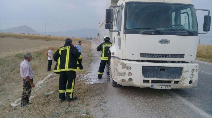 Balatadan &Ccedil;ıkan Dumanı Fark Eden S&uuml;r&uuml;c&uuml; Kamyonu Yanmaktan Kurtardı