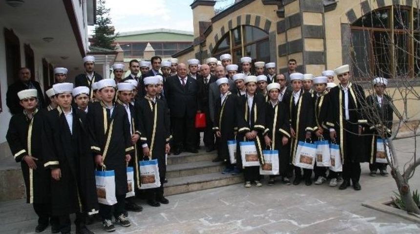 Yozgatlı Hayırsever İş Adamı Bilal Şahin &Ouml;ğrencilere Giysi Yardımlarını S&uuml;rd&uuml;r&uuml;yor