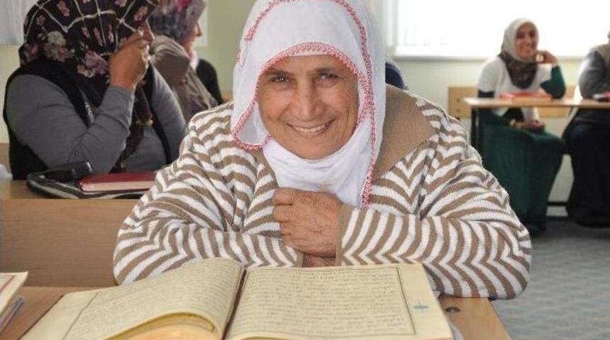83 Yaşındaki D&ouml;nd&uuml; Nine Kur&rsquo;an Okumayı &Ouml;ğreniyor