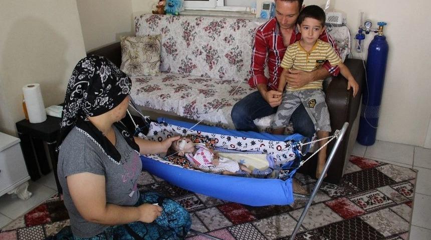&Ccedil;ocukları G&ouml;zlerinin &Ouml;n&uuml;nde Eriyor