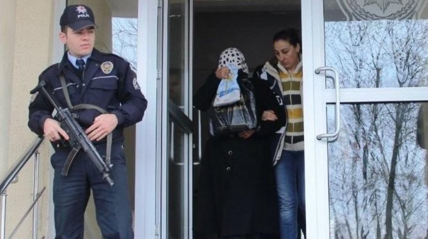 60 Yaşındaki Kadın Sahte Bilezikleri Satmak İsterken Yakalandı