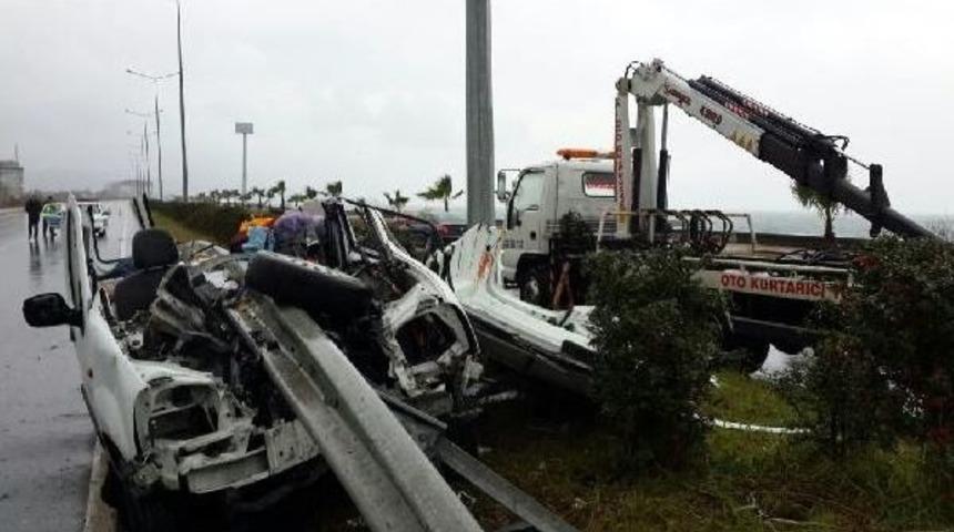 Bariyer Otomobile Ok Gibi Saplandı: 1 &Ouml;l&uuml;, 1 Yaralı