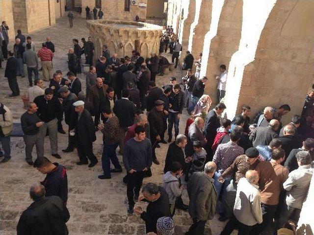 Mardin M&uuml;ft&uuml;l&uuml;ğ&uuml;&rsquo;nden Vatandaşlara Aşure Dağıtımı 1
