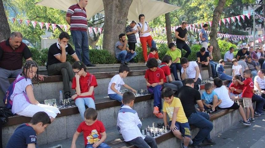 &lsquo;sokakta Satran&ccedil; Var&rsquo; Projesi Kapsamında Meydan Parkı&rsquo;nda Y&uuml;zlerce Kişi Satran&ccedil; Oynadı