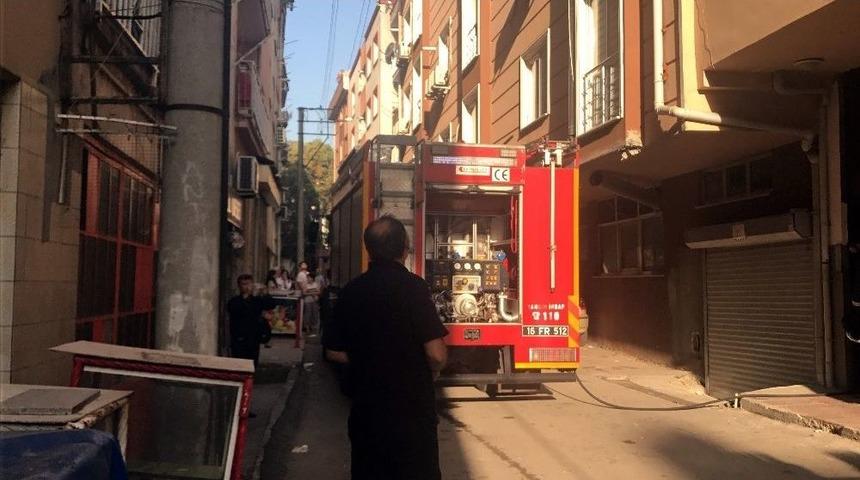 Bursa&rsquo;da 6 Katlı Binanın &Ccedil;atı Katında Yangın &Ccedil;ıktı