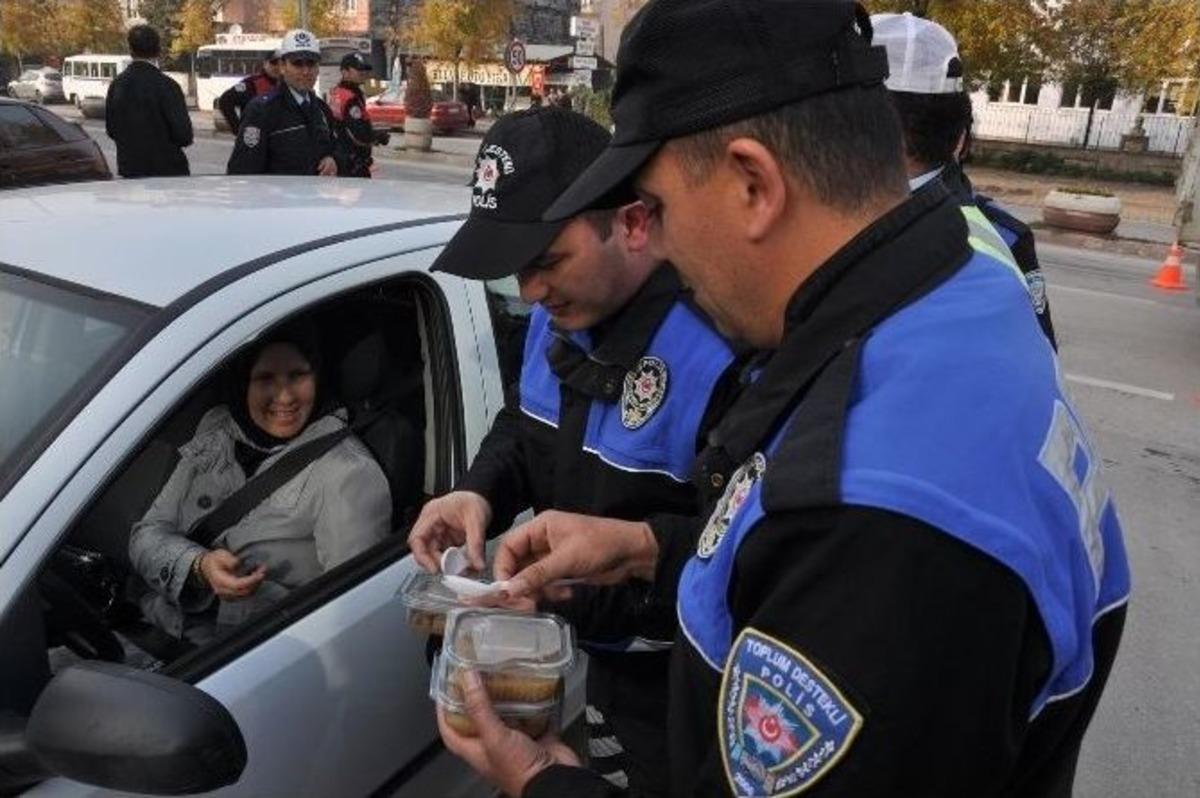 Emniyetten S&uuml;r&uuml;c&uuml;lere Aşure İkramı