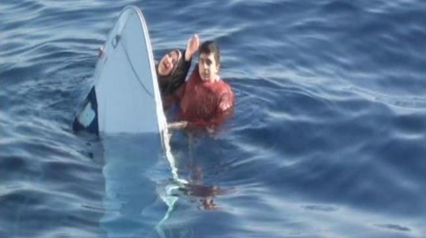 Sahil G&uuml;venlik M&uuml;ltecileri &Ouml;l&uuml;mden Kurtardı