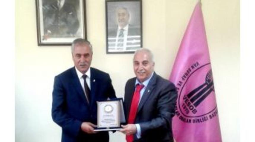 Başkan Karael&rsquo;e Plaket