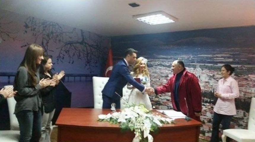 &Ccedil;ağlayan, Davutoğlu&rsquo;nun Yakın Korumasının Nikahını Kıydı