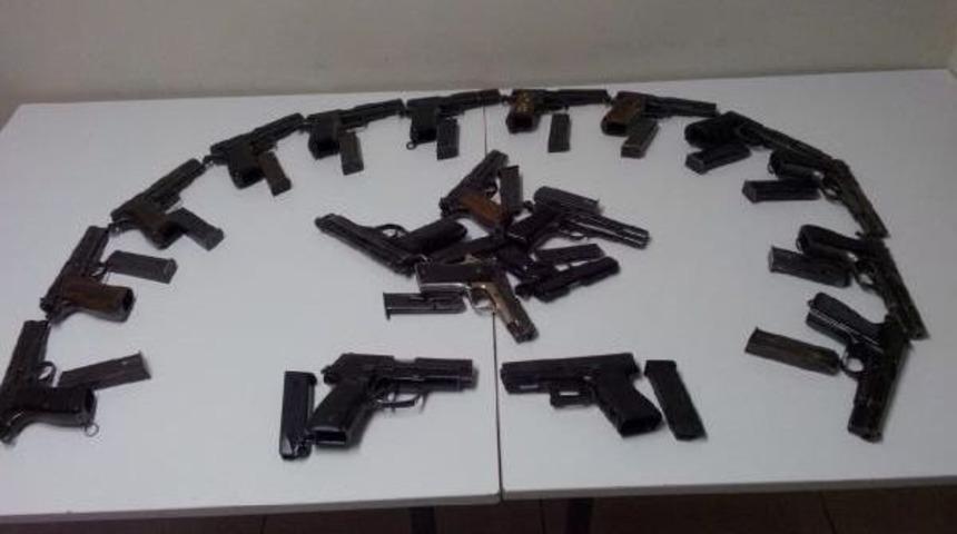 Suriyeli &Ccedil;ift, Minib&uuml;ste 19 Tabancayla Yakalandı