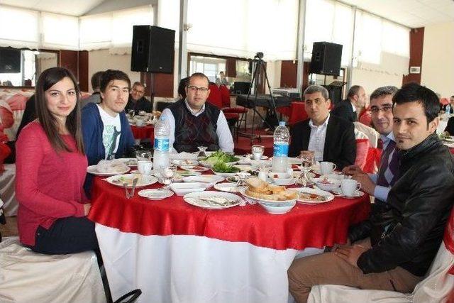 &Ouml;zakcan: "b&uuml;y&uuml;kşehir Belediyesi İle Etle Tırnak Gibiyiz" 1