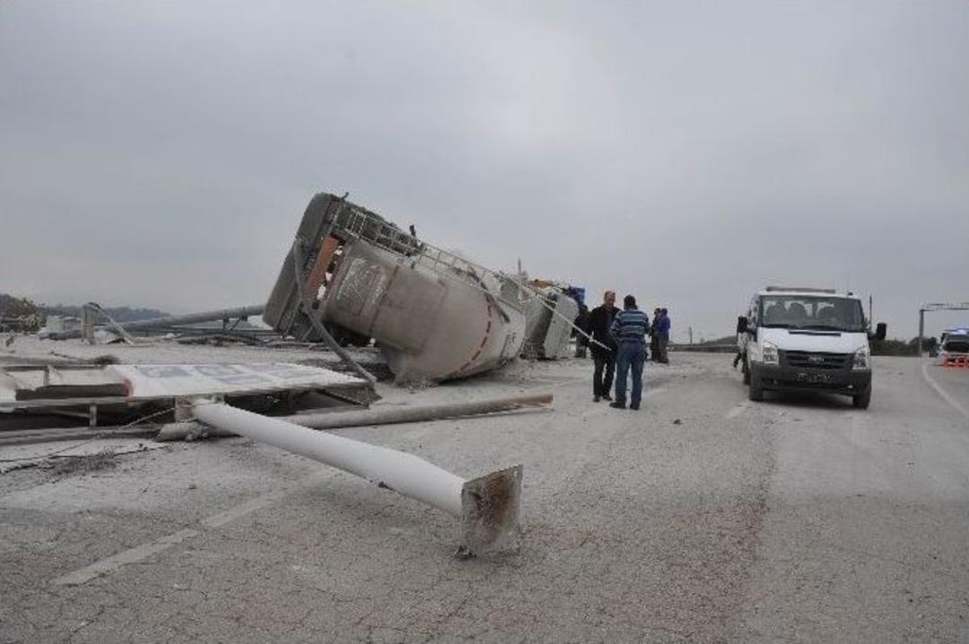 &Ccedil;imento Y&uuml;kl&uuml; Tır Devrildi
