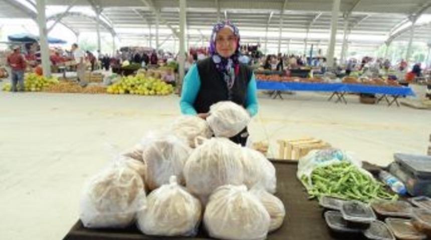 3 &Ccedil;ocuk Annesi Kadın, Pazarlarda Ekmek Satıyor