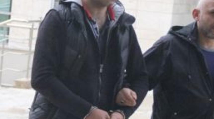 Liseli Gen&ccedil; Sigara Vermeyen Park G&ouml;revlisini Bı&ccedil;akladı