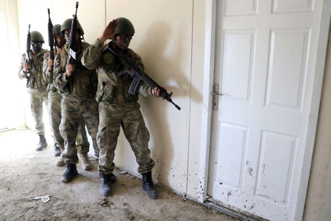 Tespit Edip &Ccedil;embere Alıyor, D&uuml;şman İ&ccedil;ine Sızıp Tek Tek Etkisiz Hale Getiriyorlar