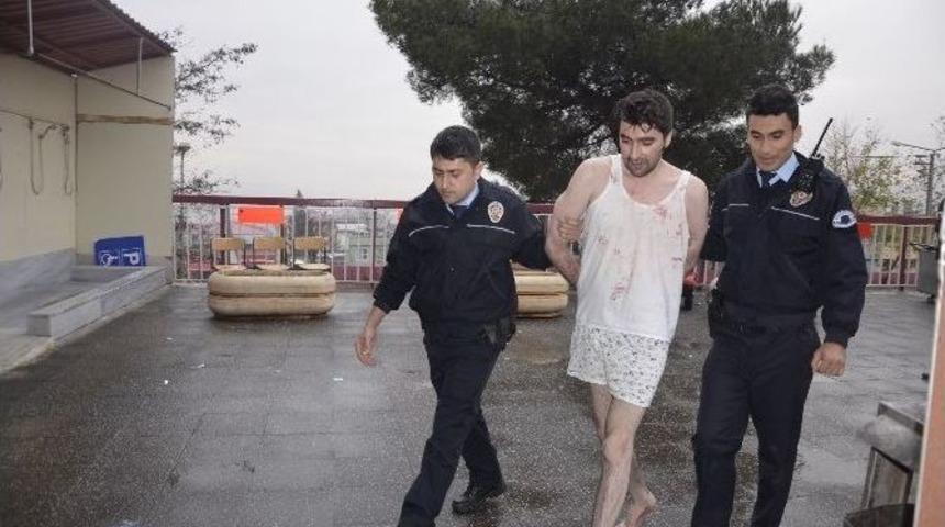 Annesinin Y&uuml;z&uuml;n&uuml; Par&ccedil;aladı